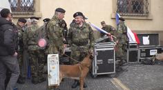 Policie řeší domobrance na demonstraci. Organizátoři se k nim neznají