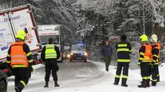 Sníh a ledovka komplikují dopravu v Česku! Policie radí nevyjíždět