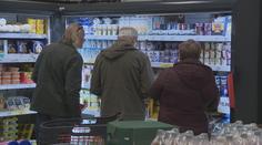 Češi šetří na potravinách. O to víc ale utrácejí za jiné věci