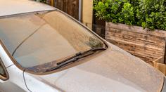 Meteorologové varují před prachem ze Sahary. Jak se ho zbavit, abyste si nezničili auto?