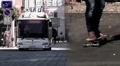 VIDEO: Muž hodil skateboard proti autobusu, v masce zůstala díra