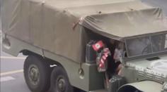 Před válečnými veterány mávali nacistickou vlajkou. Hrozí jim až tříleté vězení