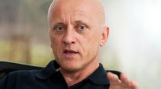 Známý lékař odmítá roušku a spálil ji: "Duševní stav mi nedovoluje ji nosit!"