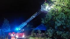 Tisíc výjezdů hasičů. Extrémní bouřky rvaly stromy, v Olešnici blesk zapálil dům