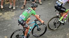 Potrhaný dres a krvavé šrámy: Sagan ani po drsném pádu nekončí