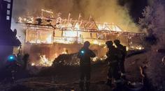 Na Jablonecku vzplála roubenka, hasiči vyhlásili druhý stupeň poplachu