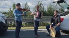 Folk jako lék na dlouhou chvíli. Hudebníci bavili kolonu na dálnici