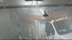 VIDEO: Moulové se nevešli do garáží. Sledujte, jak demolují půjčenou dodávku
