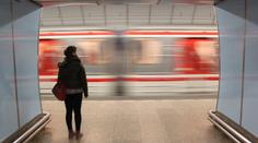 Záběry, ze kterých mrazí: Seniorka se srazila s mužem a spadla přímo pod metro