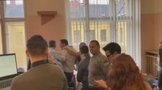 Soud s Andrejem Babišem narušil muž, musel být násilně vyveden