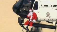 Santa vyměnil dopravní prostředek. Za dětmi přiletěl helikoptérou