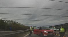 Agresivní muž u D11 vtrhl ženě do auta. Vyhodil ji a ujel po dálnici