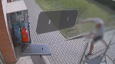 VIDEO: Naložil vodu a chtěl ji rozdávat. Nakonec rozmlátil obchod i několik aut