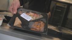 Stánek v Ústí nabízí levné obědy. Celé menu pořídíte za méně než stovku