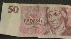 Češi mají doma půl miliardy v papírových 50. Přestanou platit