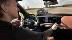 Moderní auta s dotykovými displeji hrozivě pohořela. 17 let staré volvo je strčilo do kapsy