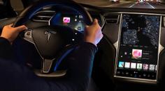 Mladíci uhořeli při nehodě. Rodiče žalují Teslu za rychlé auto
