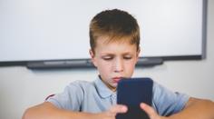 Škola určuje pravidla používání mobilů. Může ho učitel zabavit?
