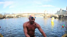 První Čech přeplaval jezero Loch Ness. O kousek mu unikl světový rekord