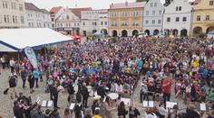 Vrcholem festivalu rekordů v Pelhřimově byl hromadný zpěv tisíce dětí