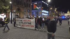 Za populární heslo o Palestině může hrozit vězení. Policie tápe