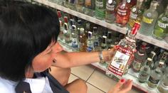 Pozor! V obchodech se objevila padělaná vodka! Testují závadnost