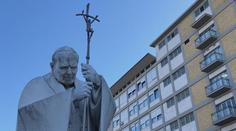 Papežův stav se zlepšuje. I nadále ale zůstává kvůli zápalu plic v nemocnici