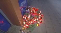 Útok v Hradci Králové zasáhl celé město. U obchodu vzniklo pietní místo
