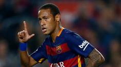 Finty, tanečky a 4 góly. Ostříhaný Neymar září místo Messiho!