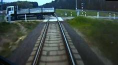 Srážka s autem: Pohotový strojvedoucí zachránil pasažéry