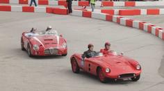 V Albánii se konal automobilový veletrh. Návštěvníky přilákal závod retro vozů