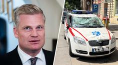 Filip Turek boural v Praze. Zdravotnické auto po srážce skončilo na střeše