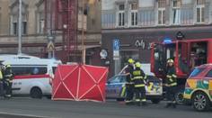 Tramvaj v Praze srazila ženu, pak ji ještě přejelo auto. Řidič z místa ujel
