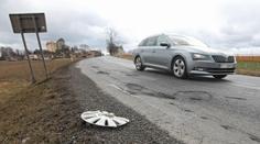 Alarmující stav silnic. Jak získat náhradu, když díra poničí auto?