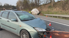 Tragický den na Benešovsku. Motorkář zemřel, opilý řidič způsobil pět zranění