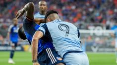 Brutální faul v zámoří. Fotbalista sestřelil hlavičkou soupeře a šel rovnou do sprch