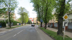 Batole vypadlo za jízdy z auta. Nehodu v Hradci prošetřuje policie