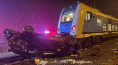 Do auta na přejezdu u Chebu narazily dva vlaky
