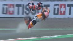 Šílený pád Marca Márqueze. Hvězda MotoGP musela letecky do nemocnice