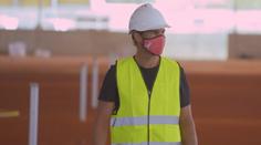 Nadal hlásí návrat na antuku, už si stihl zapinkat i na staveništi