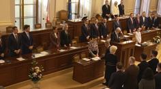 Nová Poslanecká sněmovna se poprvé sešla. Schůze začala rezignacemi
