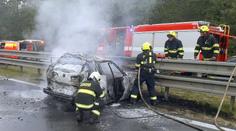 Tragická nehoda zablokovala na pět hodin dálnici D5. V autě uhořel člověk