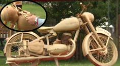Motorka ze dřeva detailně kopíruje Jawu 250, má ale jednu slabinu!