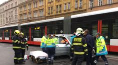 Srážka s tramvají: Po nehodě zůstali v autě zaklínění dva lidé