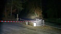 Tragédie na Plzeňsku. Po nárazu do mostku uhořel v autě člověk