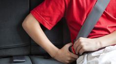 Jezdíte vzadu bez pásů? Nepřipoutaný cestující může zabít i řidiče, varují experti