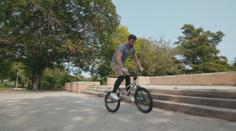 Borec na konec! Americký BMX jezdec předvádí akrobatické kousky