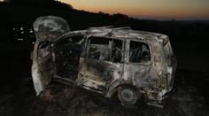 Žhavý výfuk zapálil trávu pod autem, požár zničil celé auto
