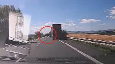Zběsilé předjíždění, řidič náklaďáku ohrozil všechny okolo sebe. VIDEO