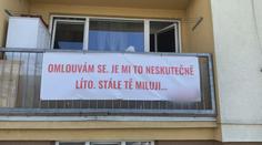 Transparenty po celém městě, muž se snažil získat zpět lásku své ex-partnerky